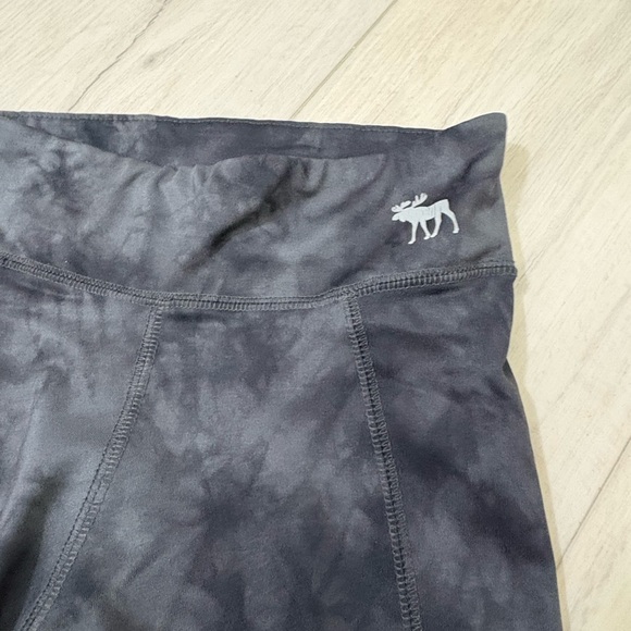 Abercrombie Kids Black Tie-Dye Leggings - Picture 2 of 6